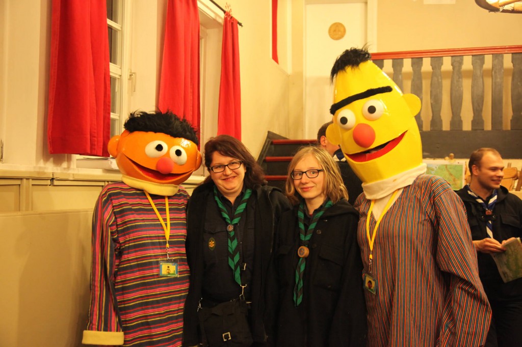 Anke und Anna mit Ernie und Bert